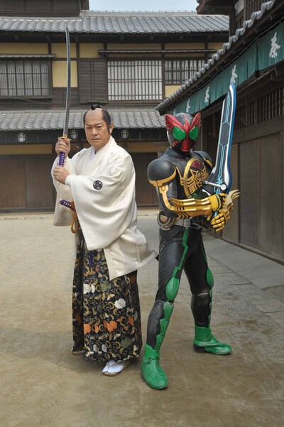 松平健扮する徳川吉宗（写真左）と仮面ライダーオーズ（右）。/ 劇場版「オーズ・ゴーカイジャー」製作委員会 (C)石森プロ・テレビ朝日・ADK・東映 / (C)石森プロ・テレビ朝日・東映AG・東映