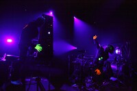 特殊な演出の中、「熊蜂の飛行」を演奏する→Pia-no-jaC←。この模様は現在、バンドの公式YouTubeチャンネルで公開中。