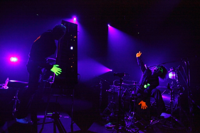 特殊な演出の中、「熊蜂の飛行」を演奏する→Pia-no-jaC←。この模様は現在、バンドの公式YouTubeチャンネルで公開中。