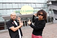 会場前で記念撮影をする→Pia-no-jaC←。