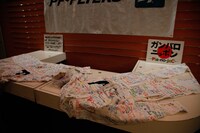 会場ロビーには、被災地へのメッセージが書き込めるツナギを用意。このツナギは後日、被災地へ届けられる。