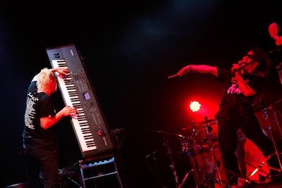 電子ピアノを斜めに立てかけ演奏するHAYATO（写真左）。