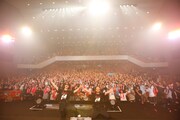 ライブ終了後、観客と記念撮影をする→Pia-no-jaC←。