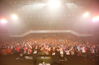 ライブ終了後、観客と記念撮影をする→Pia-no-jaC←。