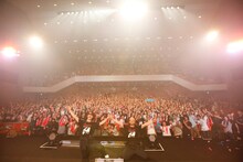 ライブ終了後、観客と記念撮影をする→Pia-no-jaC←。