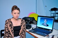 顔の動きを撮影に挑む高橋みなみ。