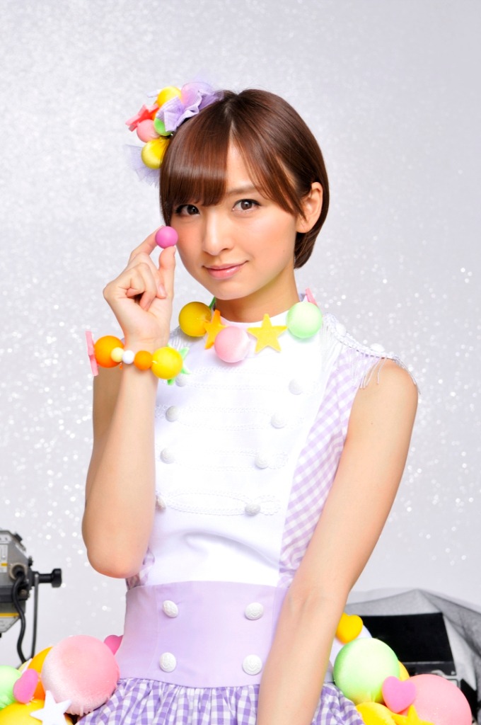 CM撮影中の篠田麻里子。