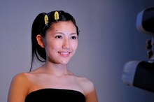 顔の動きを撮影されている渡辺麻友。