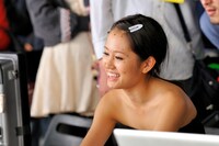 撮影された内容を確認する前田敦子。