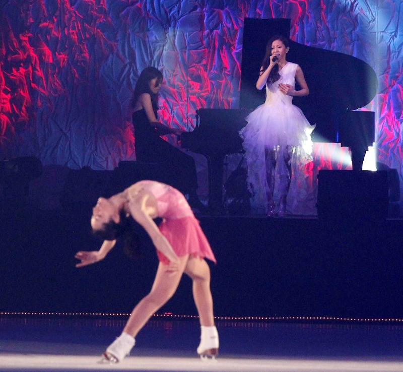 荒川静香（写真手前）の演技を歌でサポートする倉木麻衣（後ろ）。