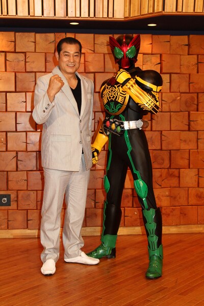 写真左から松平健、仮面ライダーオーズ。/ 劇場版「オーズ・ゴーカイジャー」製作委員会 (C)石森プロ・テレビ朝日・ADK・東映 / (C)石森プロ・テレビ朝日・東映AG・東映