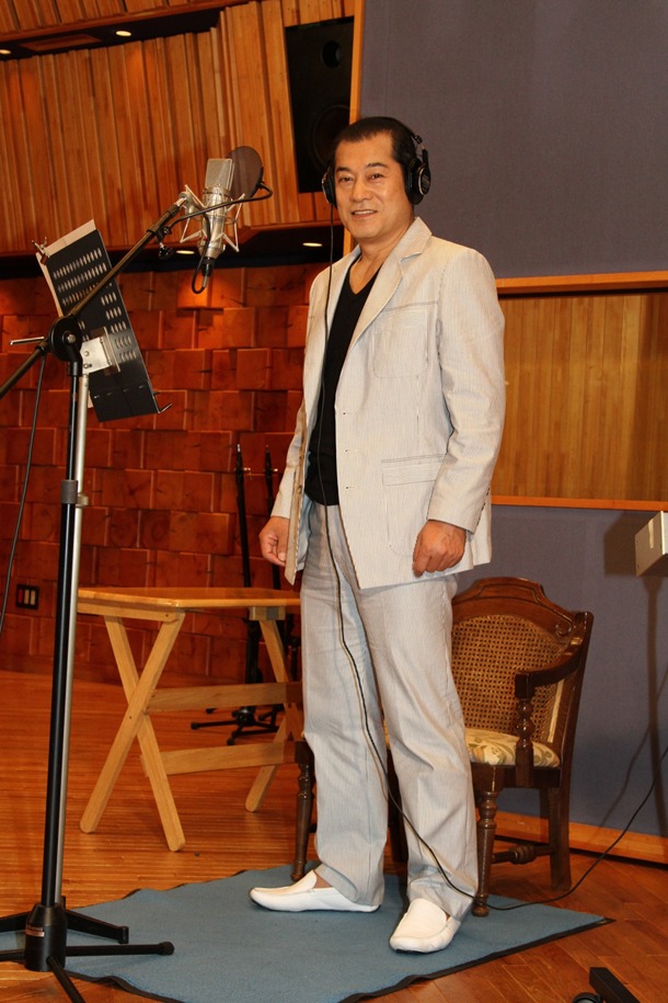 笑顔でレコーディングに臨む松平健。/ 劇場版「オーズ・ゴーカイジャー」製作委員会 (C)石森プロ・テレビ朝日・ADK・東映 / (C)石森プロ・テレビ朝日・東映AG・東映