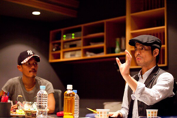 ミーティングを行う久保田利伸（写真右）とATSUSHI（写真左）。