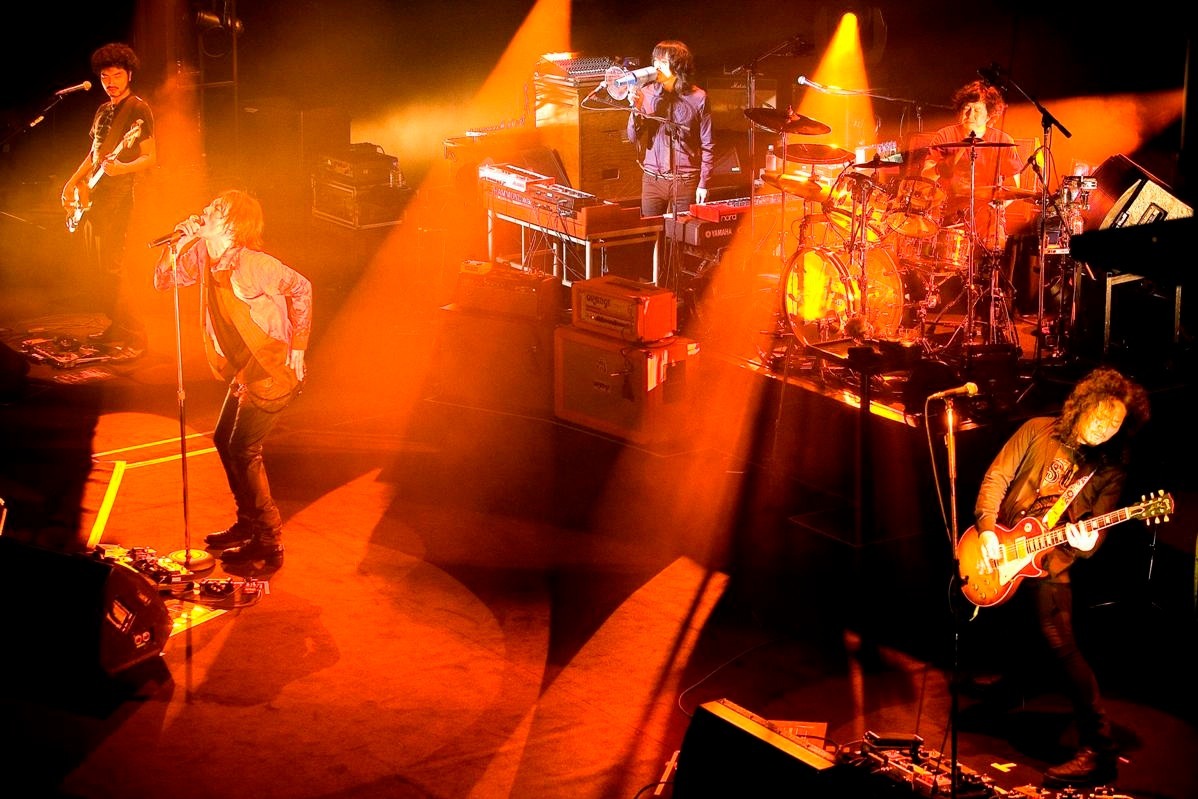 「Flowers & Powerlight Tour 2011」NHKホール公演の模様（撮影：MITCH IKEDA）。