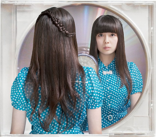 アルバム「水色ジェネレーション」初回仕様ジャケット（写真）は透明フィルムを使ったユニークなデザイン。