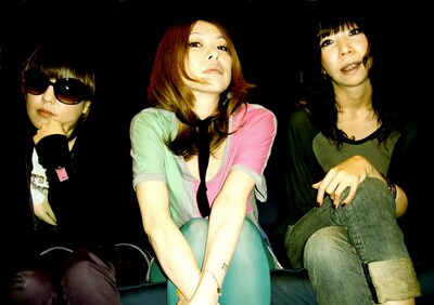 結成20周年を迎え精力的に活動するnoodles。写真左からAYUMI（Dr）、YOKO（Vo, G）、IKUNO（B）。