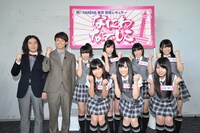 ピース（写真左）とのフォトセッションに笑顔で臨むNMB48のメンバー。