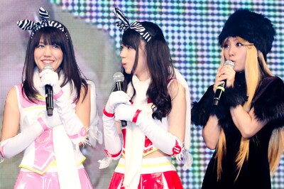 「ゼブラ天使キュインキュイ～ン」の衣装で登場した平田璃香子（写真左）、高田志織（中央）と、メーテルのコスプレ姿を披露した古川愛李（右）。