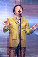 「銀河鉄道999」を熱唱するタケカワユキヒデ。