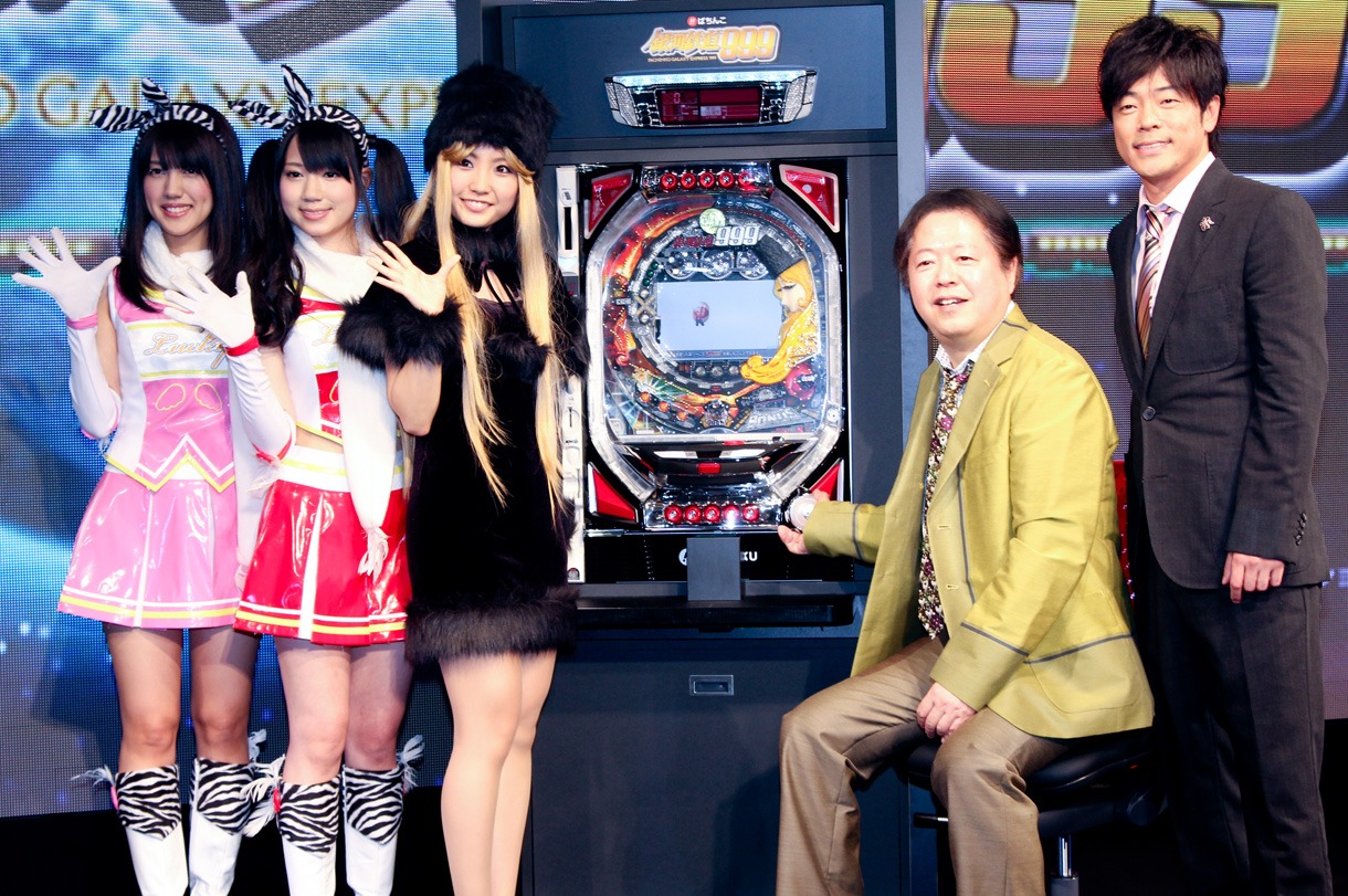 写真左から平田璃香子、高田志織、古川愛李、タケカワユキヒデ、陣内智則。