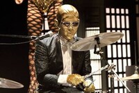 DJ FUMIYAはビデオクリップの中でドラマーを演じる。