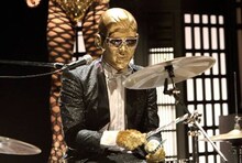 DJ FUMIYAはビデオクリップの中でドラマーを演じる。