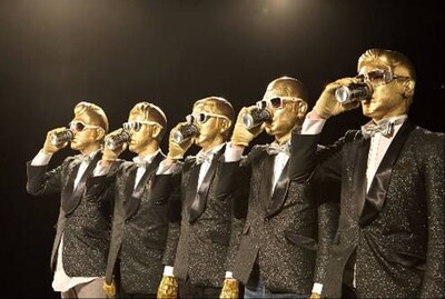 5人そろって新商品「ジャックダニエルハイボール」を飲む様子。