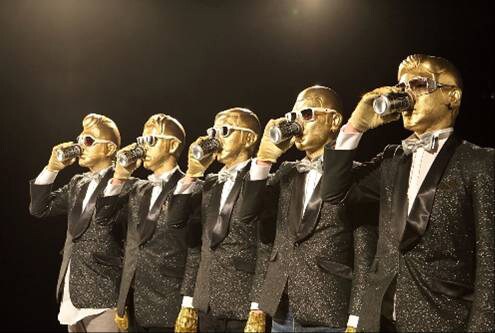 5人そろって新商品「ジャックダニエルハイボール」を飲む様子。