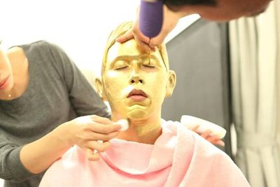 金塗りメイク中のILAMRI。