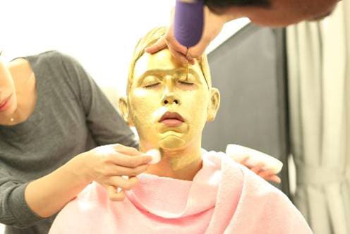 金塗りメイク中のILAMRI。