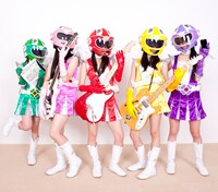 フォトセッションでは新曲「Z伝説～終わりなき革命～」の衣装に本物のギターを合わせ、ももクロならではの「ROCK!!」を表現してもらった。