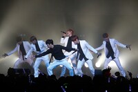 写真はシングル「BAD GIRL」プレミアライブの模様。