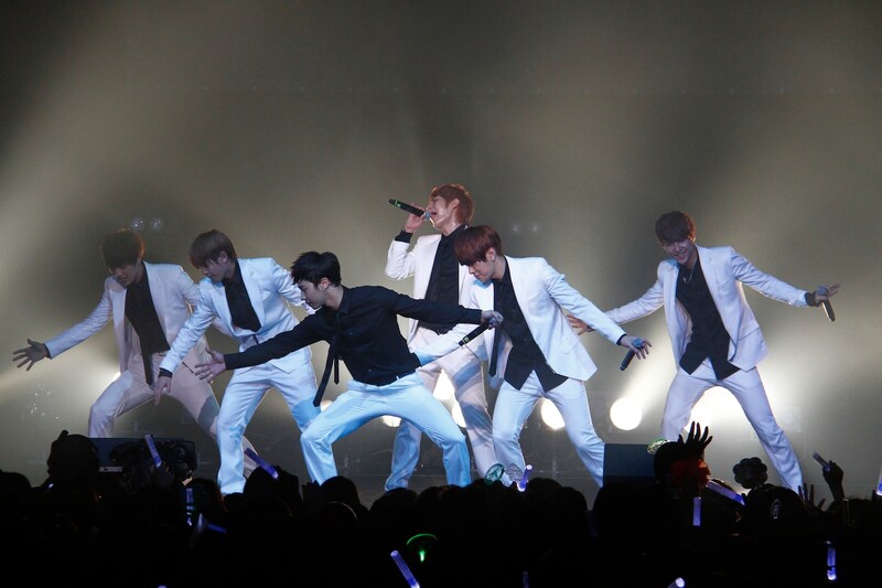 写真はシングル「BAD GIRL」プレミアライブの模様。