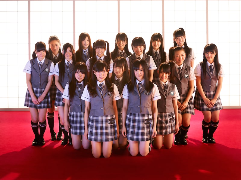 写真はNMB48「絶滅黒髪少女」選抜メンバー。