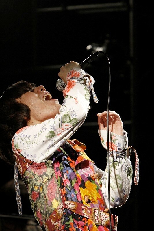 オーディエンスの前で熱唱する清竜人。