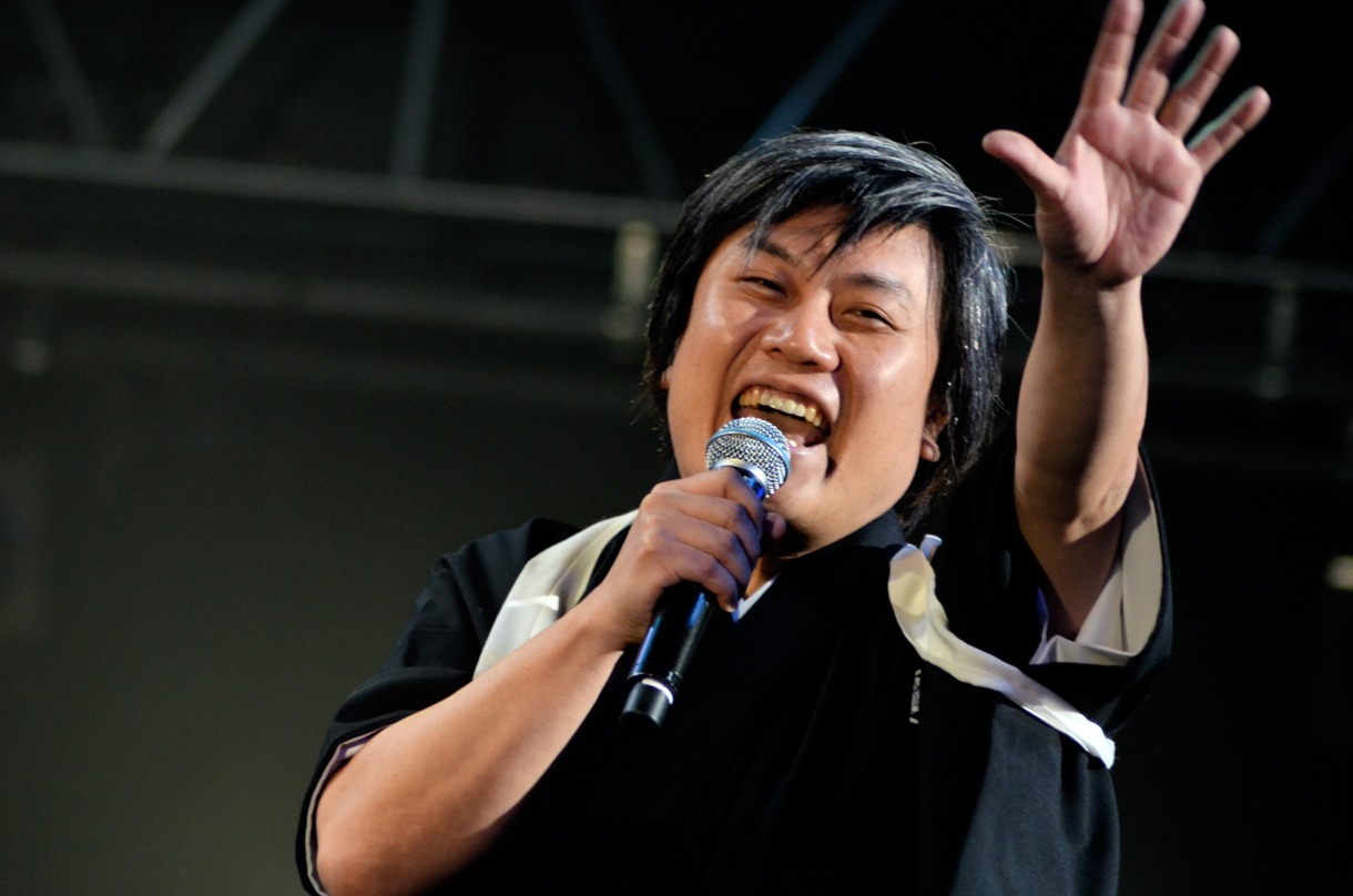 2011年6月の「YANO MUSIC FESTIVAL 2011」より。矢野博康のド派手な入場シーン。