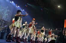 ゴールドの衣装と満面の笑顔でステージを華やかに盛り上げたアイドリング!!!。