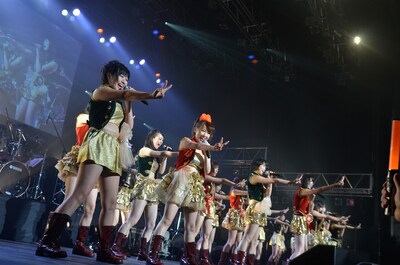 ゴールドの衣装と満面の笑顔でステージを華やかに盛り上げたアイドリング!!!。