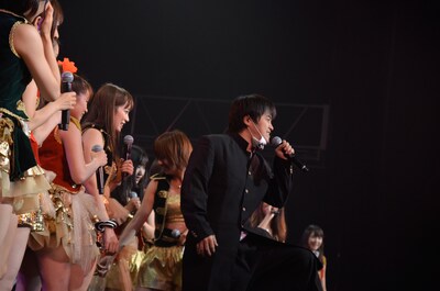 アイドリング!!!のステージに学ラン姿で乱入したバカリズム。