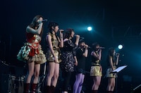 土岐麻子、南波志帆、アイドリング!!!（遠藤舞、横山ルリカ、橘ゆりか、河村唯）のコラボレーション。