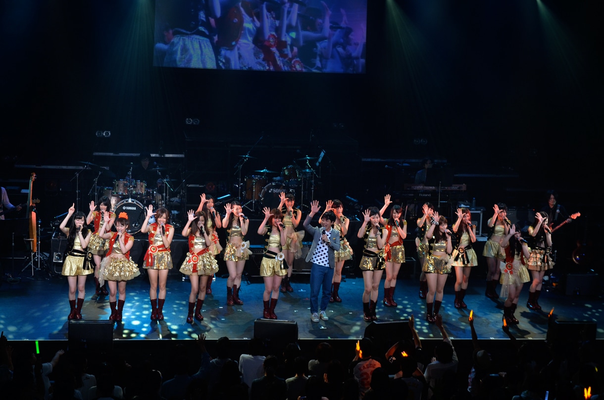 自身の作曲した「Like a Shooting Star」でアイドリング!!!と共演した堂島孝平（写真中央）。