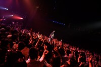 客席の手すりの上をスイスイと渡っていく堂島孝平。ラストナンバー「LUCKY SAD」の後はお決まりのバック宙でフィニッシュ。