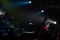 渡辺シュンスケ（Key/写真左）と松江潤（G/右）。