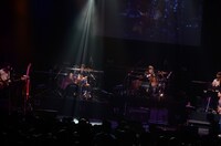 小松シゲル（NONA REEVES/写真左）と矢野博康（右）のツインドラム。