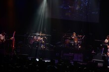 小松シゲル（NONA REEVES/写真左）と矢野博康（右）のツインドラム。