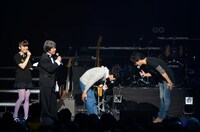 過剰によそよそしさを演出する、初対面の堂島孝平と秦基博。