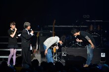 過剰によそよそしさを演出する、初対面の堂島孝平と秦基博。