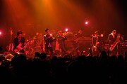 写真は6月23日の「TOKYO SKA PARADISE ORCHESTRA 2011 STANDING TOUR "HEROES"」Zepp Tokyo公演の模様（PHOTO BY EIJI KIKUCHI）。
