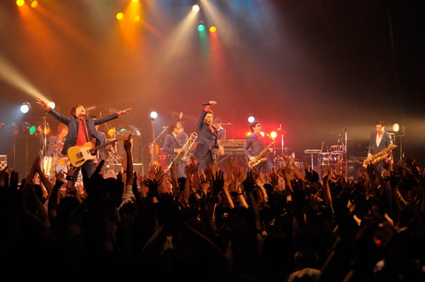 写真は6月23日の「TOKYO SKA PARADISE ORCHESTRA 2011 STANDING TOUR "HEROES"」Zepp Tokyo公演の模様（PHOTO BY EIJI KIKUCHI）。