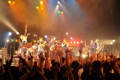 写真は6月23日の「TOKYO SKA PARADISE ORCHESTRA 2011 STANDING TOUR "HEROES"」Zepp Tokyo公演の模様（PHOTO BY EIJI KIKUCHI）。
